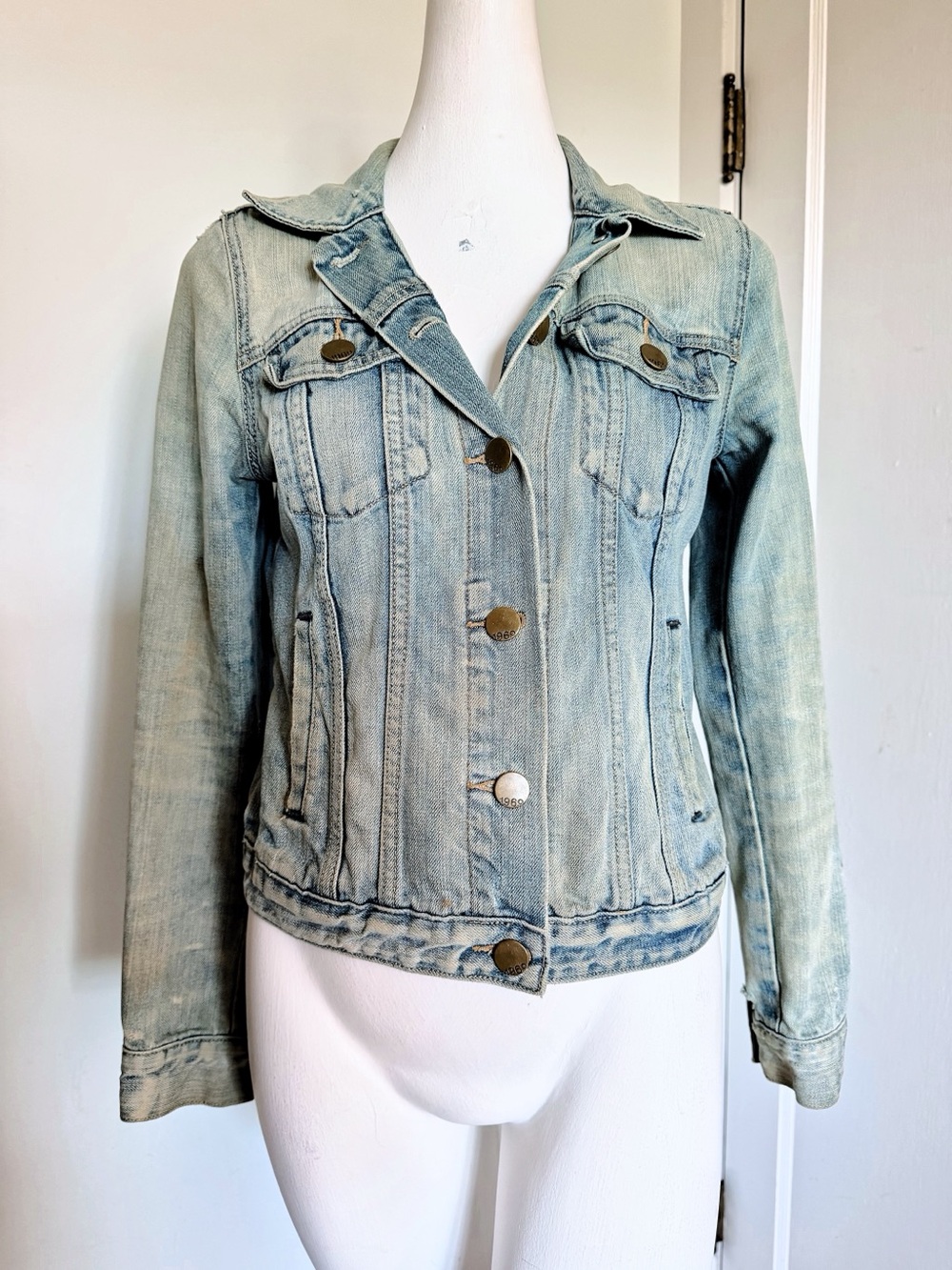 Gap 1969 Women’s Denim Trucker Jacket Size Small Distressed Light Wash GUC